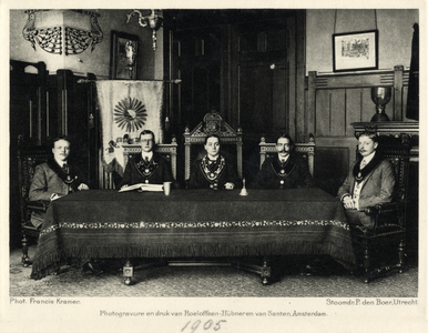 106700 Groepsportret van de senaat van het Utrechtsch Studentencorps (U.S.C.) van het jaar 1905/06: H. van Asch van ...